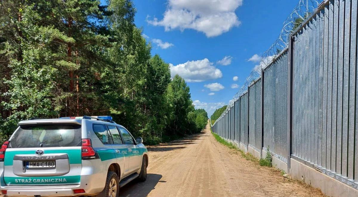 Zapora na granicy z Białorusią praktycznie ukończona. Wiceszef MSWiA: zmniejszyła zagrożenie nielegalnej migracji