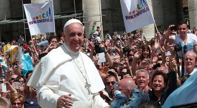 Franciszek dzwoni do samotnej ciężarnej kobiety: ochrzczę twoje dziecko