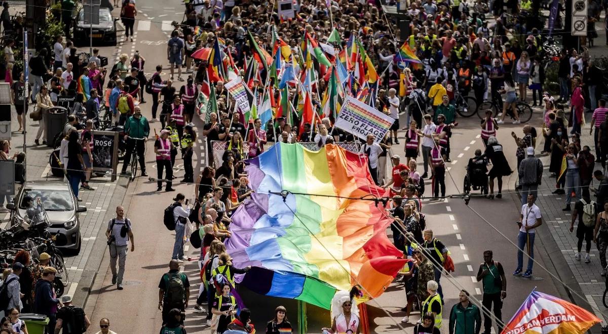 Holandia: zamknięto zatłoczoną ulicę z barami dla gejów w Amsterdamie
