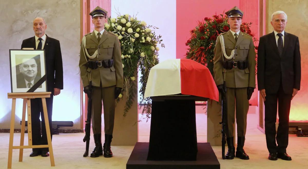Pożegnanie Jana Olszewskiego. Trumna z ciałem b. premiera wystawiona w KPRM