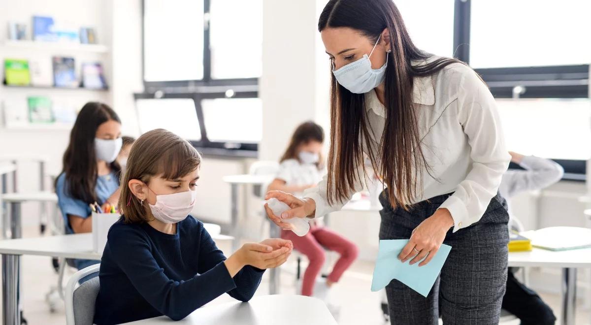 Sytuacja epidemiczna w szkołach. Dane MEiN ws. nauki stacjonarnej, hybrydowej i zdalnej