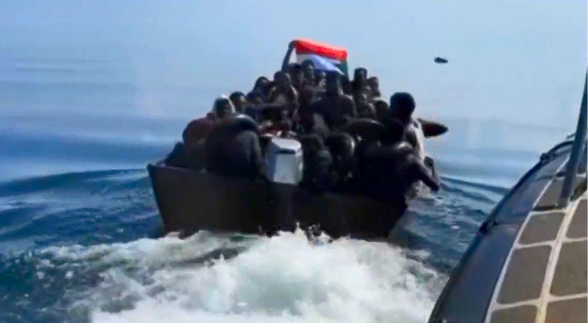 Dantejskie sceny na Lampedusie. W stronę wyspy płyną migranci uzbrojeni w maczety, rzucają w łodzie kamieniami [WIDEO]