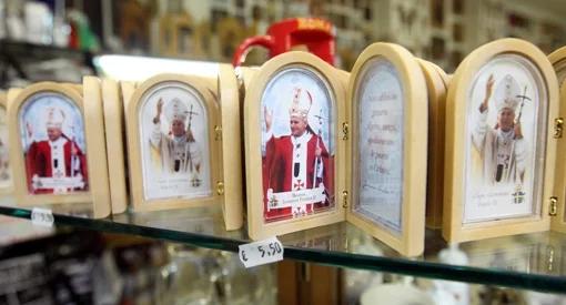 Nielegalny handel przed beatyfikacją. Skonfiskowano 5 tysięcy pamiątek