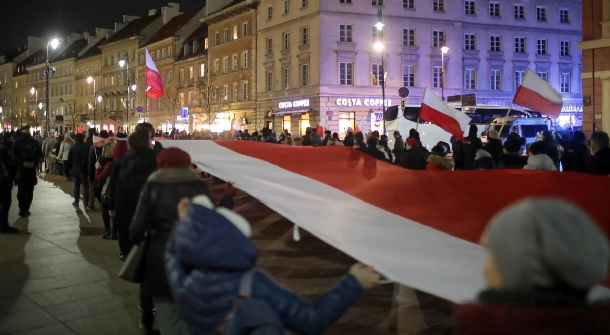 Tak Polacy oddawali hołd ofiarom katastrofy smoleńskiej [ZAPIS RELACJI]