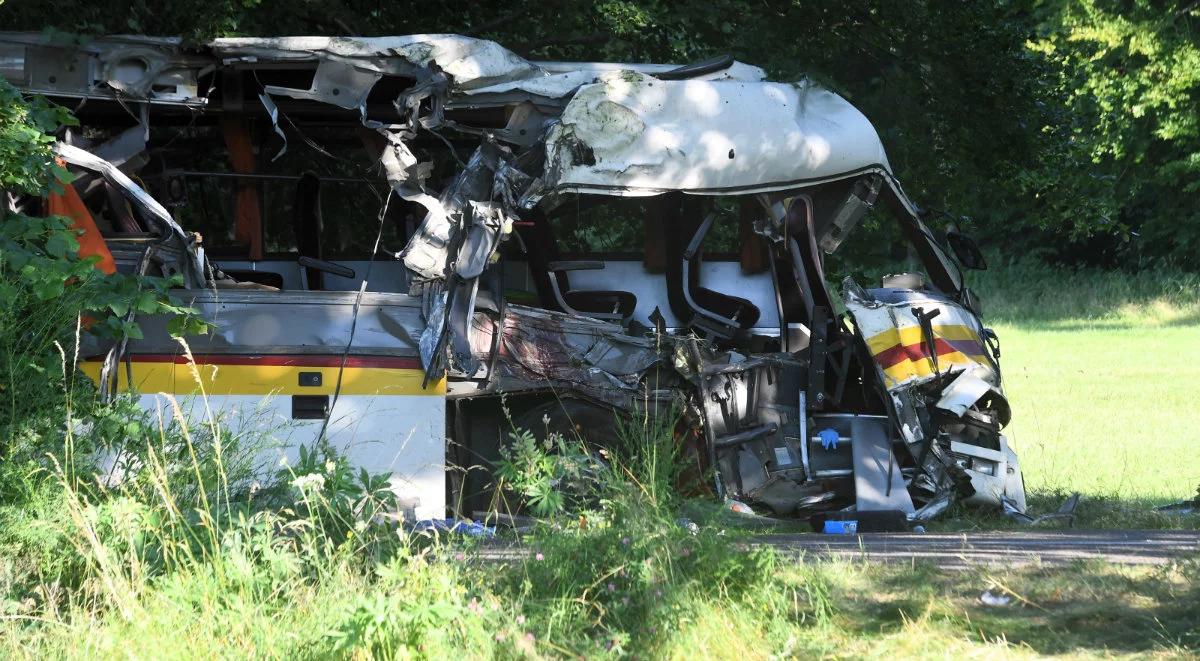 Autobus uderzył w drzewo. Trzy ofiary śmiertelne i wielu rannych w wypadku pod Wejherowem