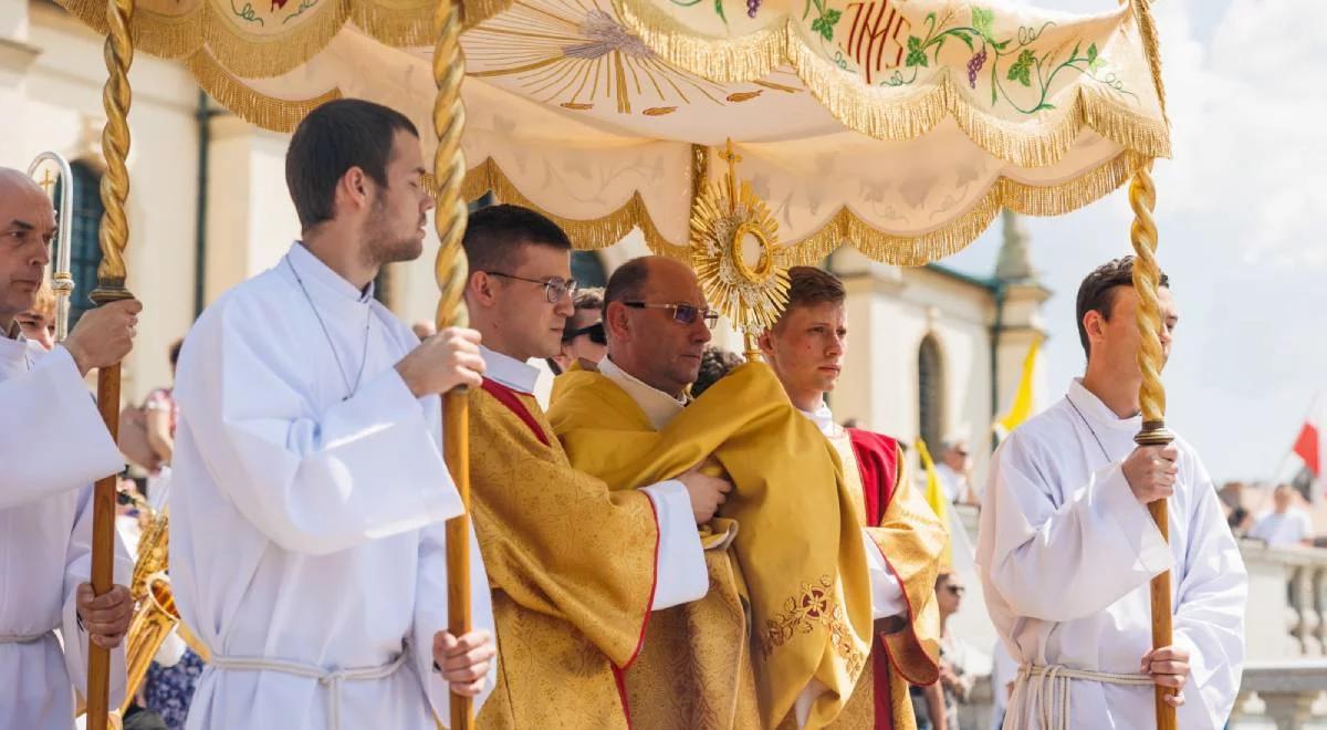 Uroczystości Bożego Ciała. Ks. prof. Andrzej Kobyliński: katolicy podkreślają to, w co wierzą