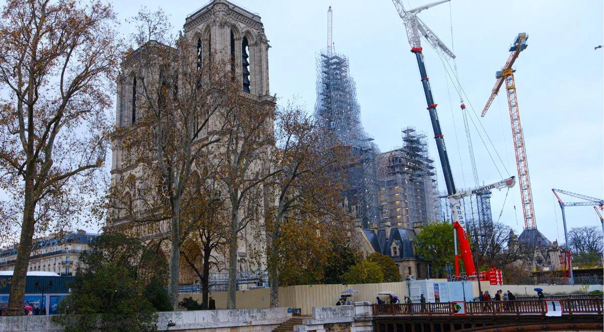 Rekonstrukcja katedry Notre Dame w Paryżu. Na dachu świątyni zamontowano iglicę