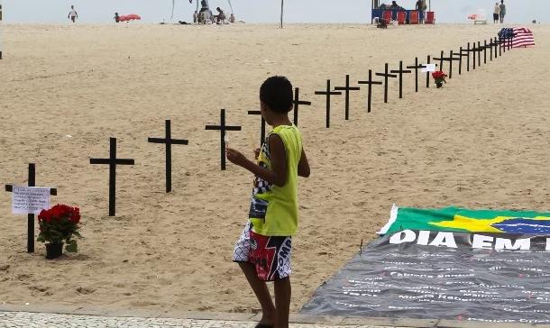 Solidarni z Newtown. Krzyże na plaży Copacabana