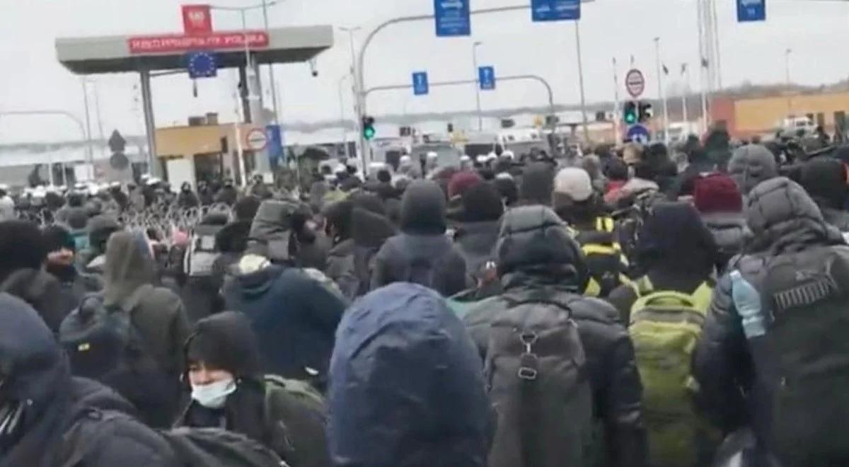Tłumy migrantów przy zamkniętym przejściu granicznym. Kolejni opuszczają obozowisko