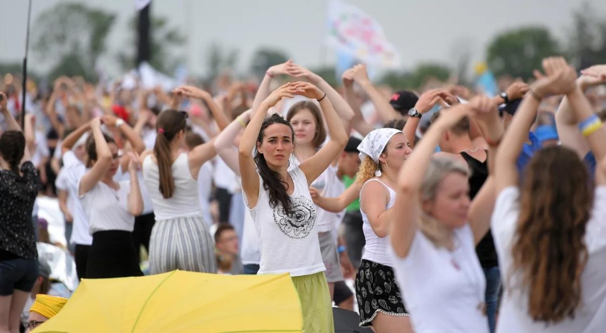 Tysiące młodych ludzi uczestniczy w modlitwie i tańcach na Polach Lednickich