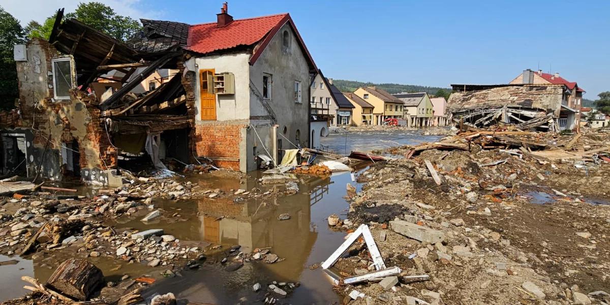 "Straty idą w dziesiątki miliardów". Wiceszef MSWiA o środkach na odbudowę po powodzi