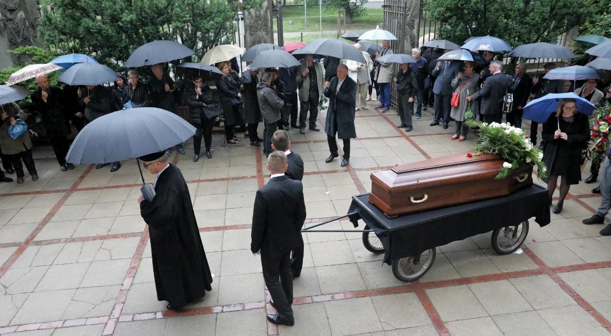 Ostatnie pożegnanie Marka Karewicza. Legendarnego fotografa żegnali artyści scen polskich
