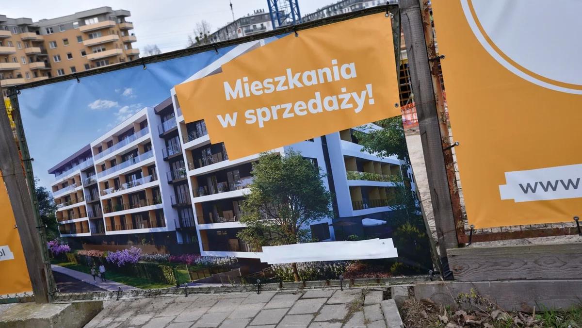 Banki zepsuły radość z obniżki stóp. Zdolność kredytowa Polaków spadła