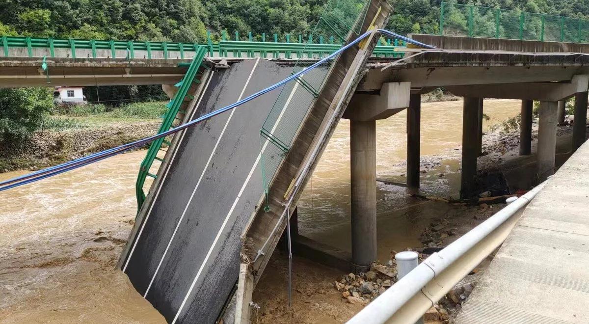 Zawalił się most, 11 osób zginęło. Wstrząsające nagrania z Chin