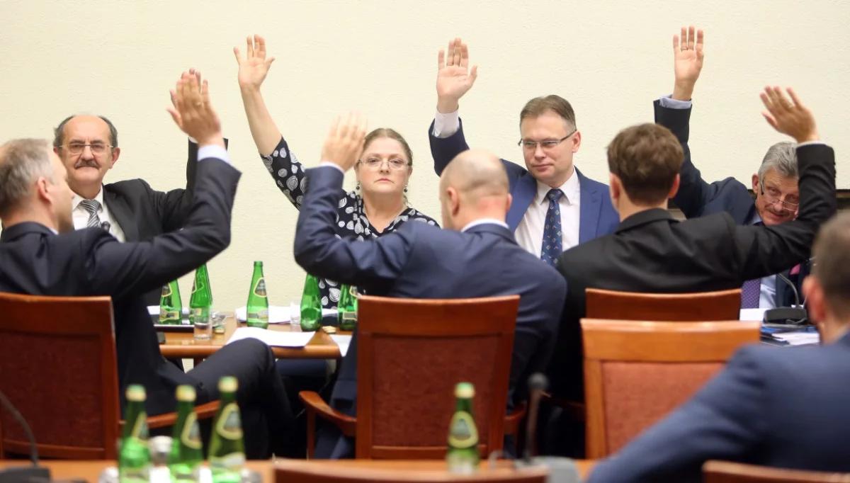 Spór o Trybunał Konstytucyjny. Sprawozdanie komisji ustawodawczej przyjęte