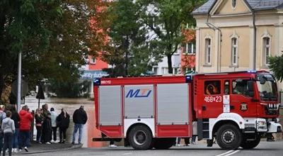 - Proszę słuchać apeli straży ...