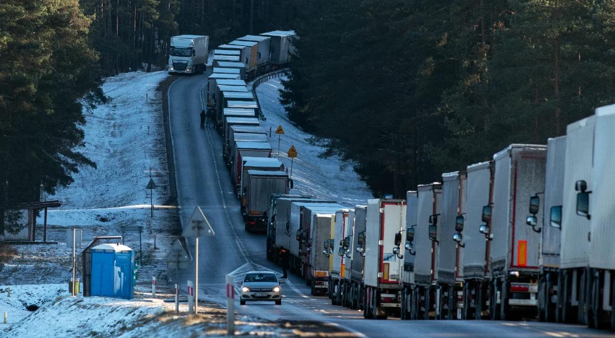 Ogromna kolejka tirów do przejścia granicznego w Bobrownikach. Kierowcy czekają po kilka dni