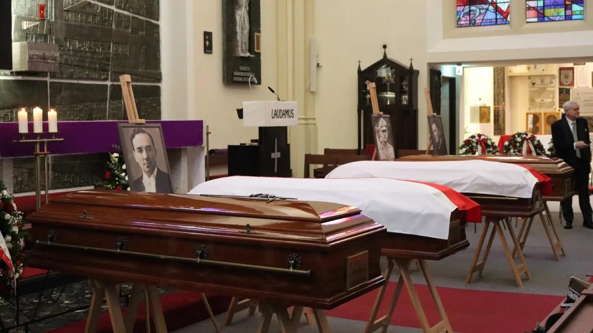 Prochy zasłużonych żołnierzy wracają do Polski. Symboliczna ceremonia w Londynie
