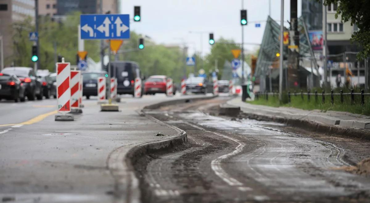 Warszawa: ruszają prace w al. Jana Pawła II. Mieszkańcy oburzeni planem zwężenia jezdni