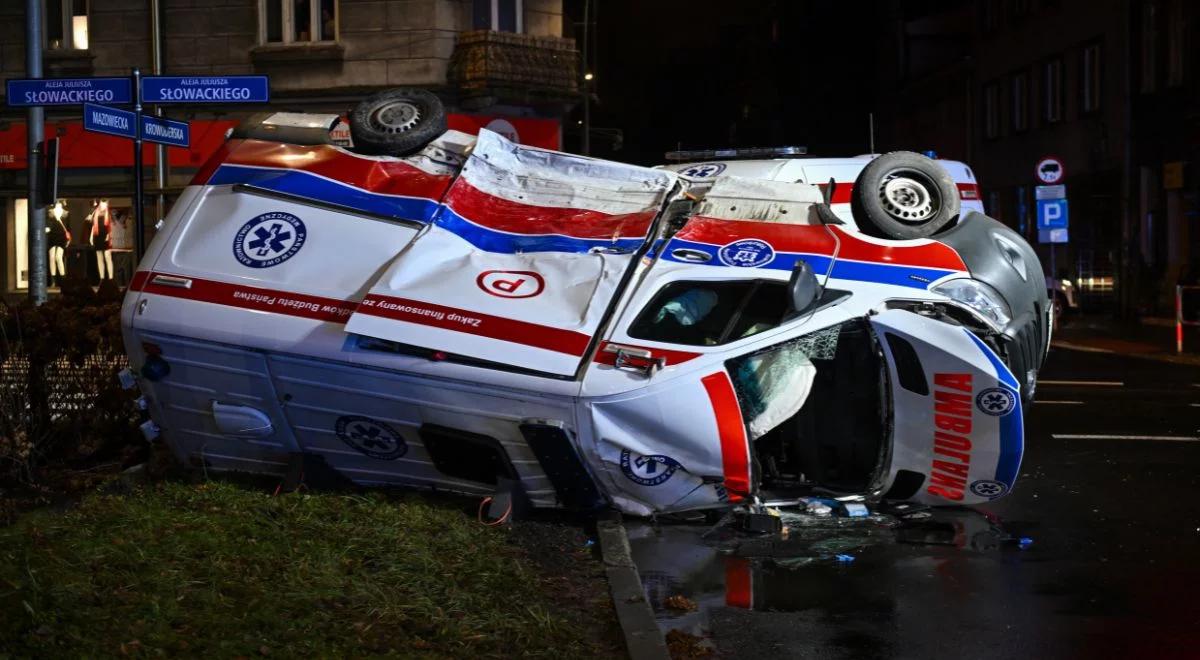 Groźny wypadek w Krakowie. Zderzyły się dwie karetki na sygnale, jedna z nich dachowała