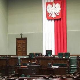 PiS: krzykliwa mniejszość chce usunąć krzyż z Sejmu