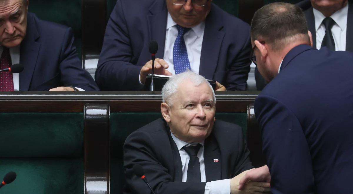 Polscy politycy pogodzeni, na sali oklaski. "Fenomen i ewenement"