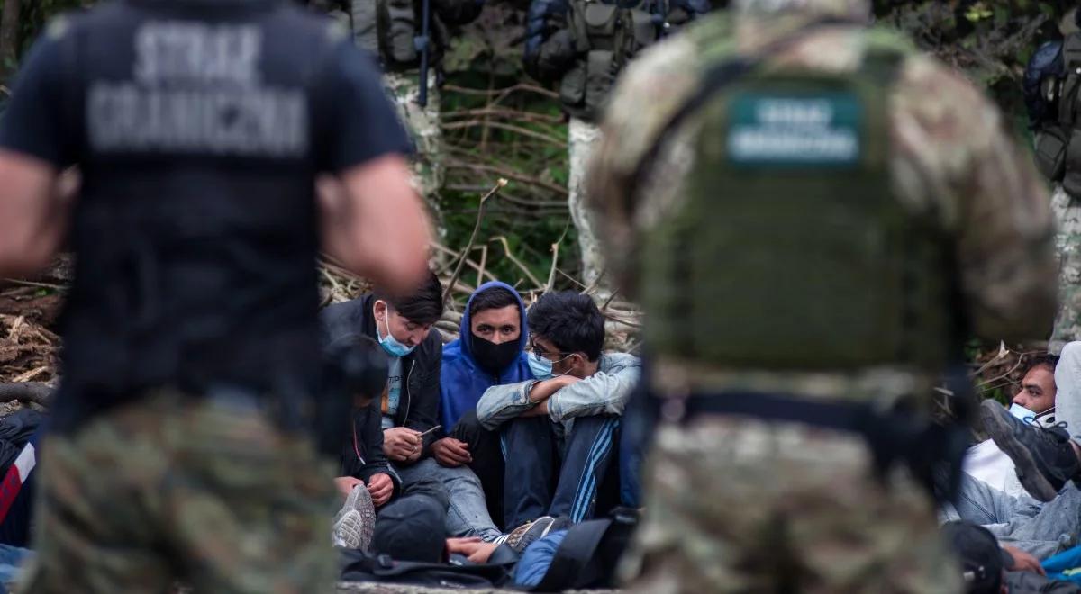 Rotacja migrantów. Białoruscy pogranicznicy dostarczają nie tylko ludzi i żywność, ale też... papierosy