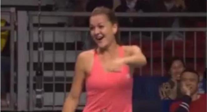 Agnieszka Radwańska z Wozniacki tańczą na korcie (wideo)