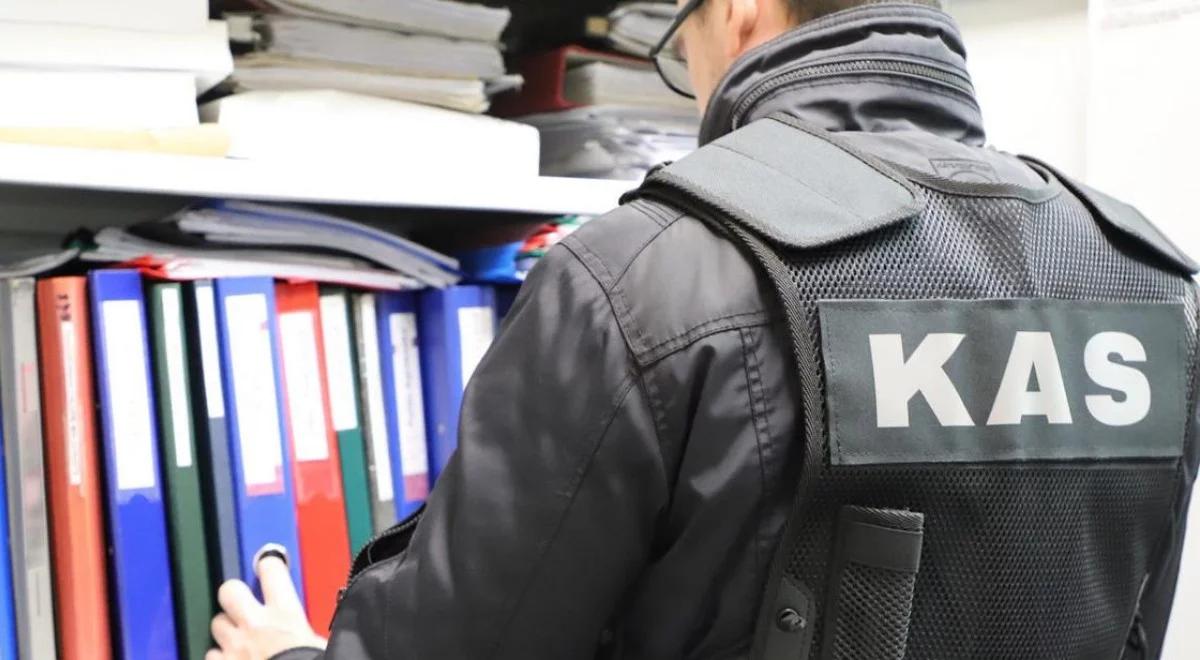 Rozbito grupę oszustów podatkowych. KAS zatrzymało dwóch prezesów spółek-słupów