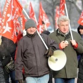 Protest rodziców niepełnosprawnych dzieci przed Kancelarią Premiera i Sejmem