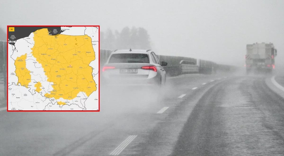 IMGW ostrzega. Uwaga na gęstą mgłę, na drogach niebezpiecznie