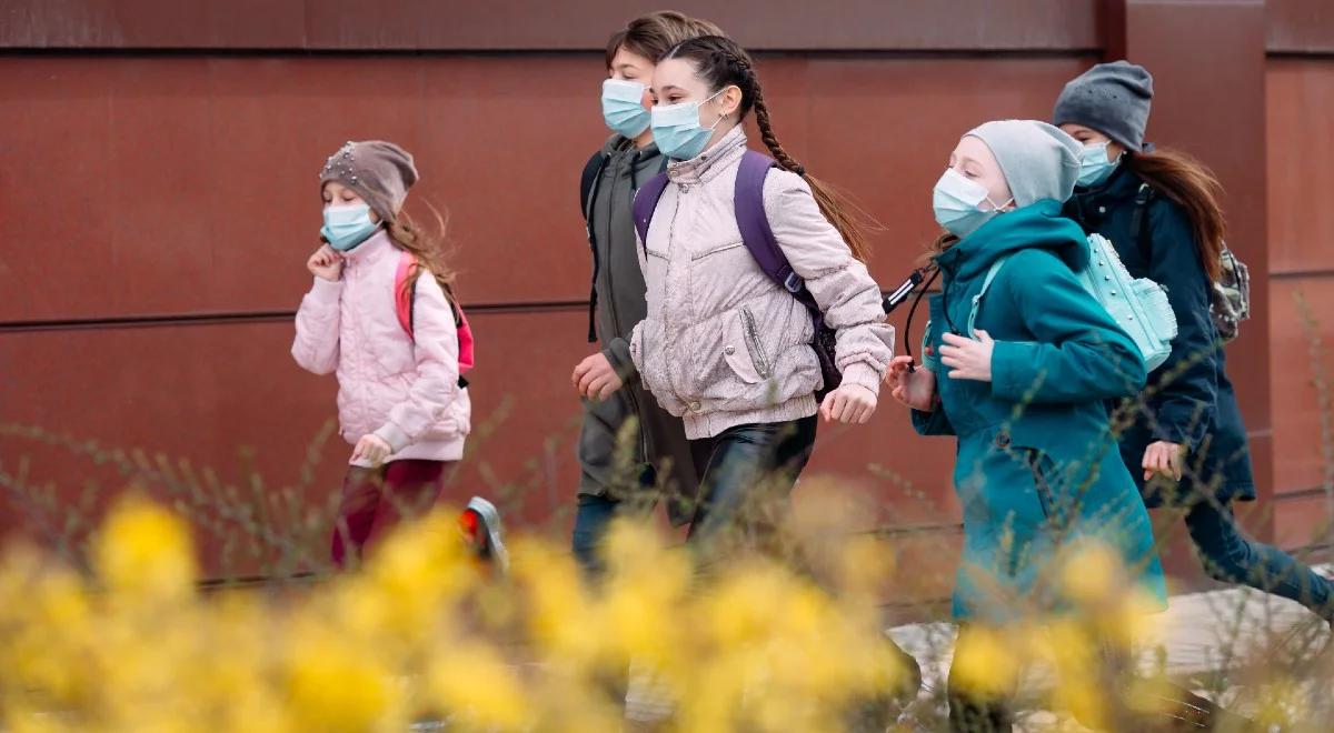 Uczniowie wracają do szkół. W poniedziałek rozpocznie się nauka w systemie hybrydowym