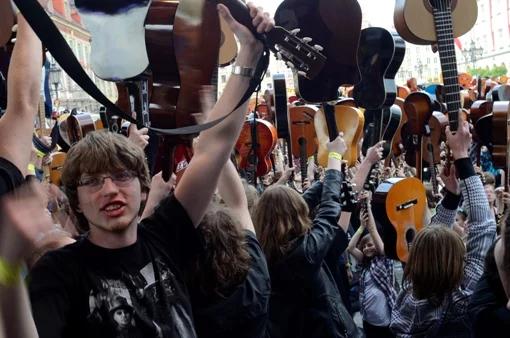 Wrocław: Gitarowy Rekord Guinnessa nie został pobity