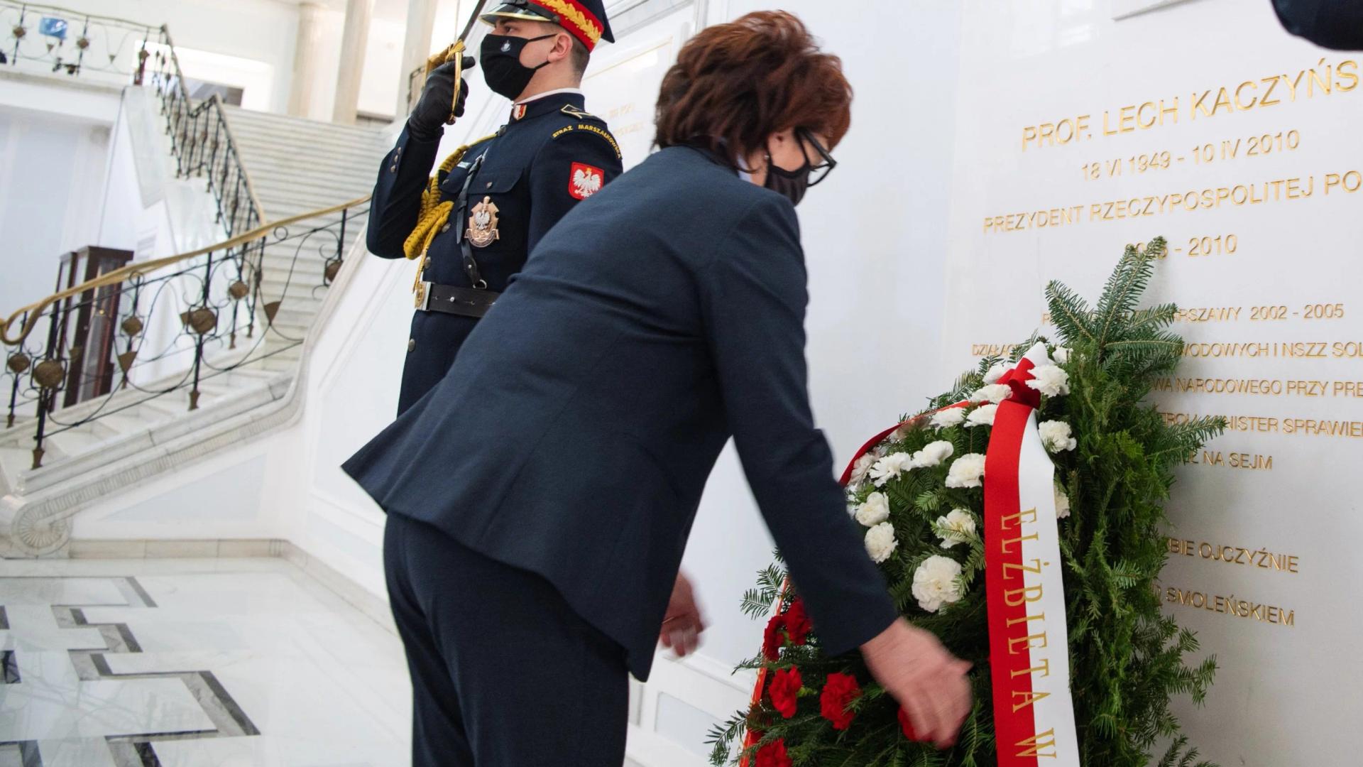 "96 osób, które zginęły na służbie Polsce". Marszałek Sejmu uczciła pamięć ofiar katastrofy smoleńskiej