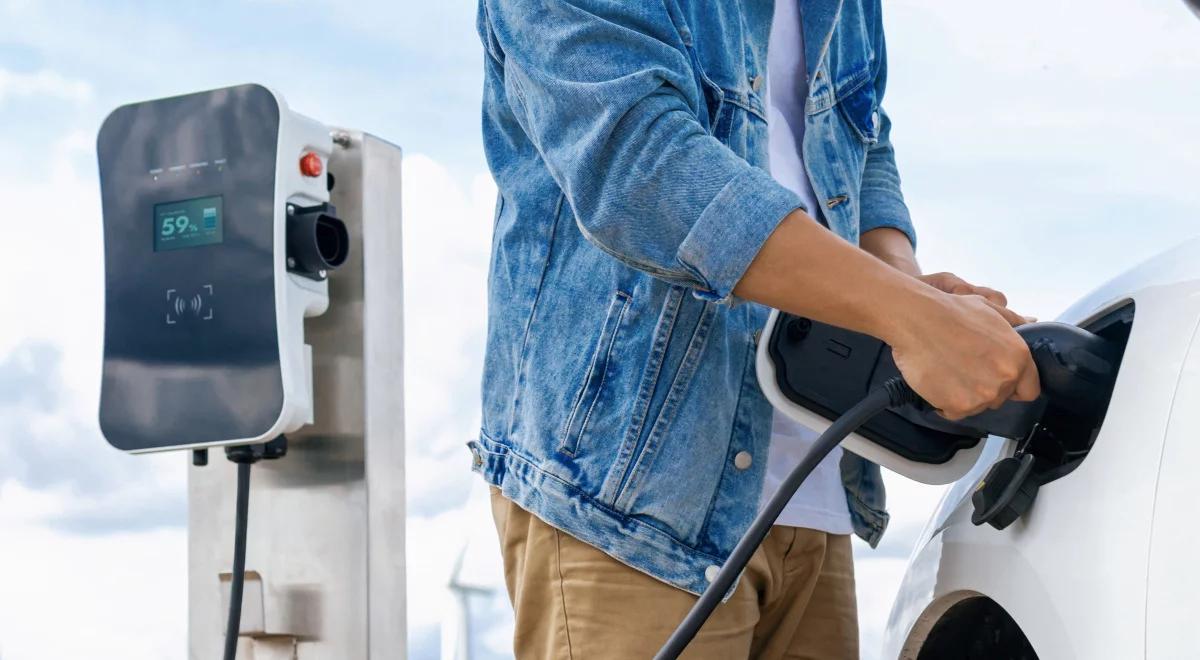 Elektryki w Polsce wciąż nie mogą się rozpędzić. Barierą cena i brak infrastruktury