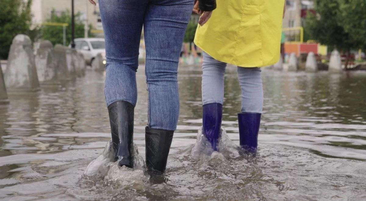 Warszawa: awaria na Mokotowie. Pękła rura wodociągowa, zalany park Szustrów