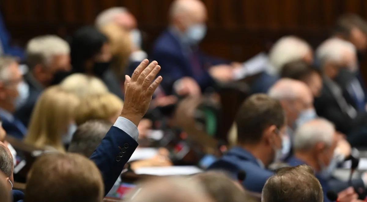 Przedłużenie stanu wyjątkowego z zastosowaniem zwykłej większości? Znamy stanowisko sejmowej komisji