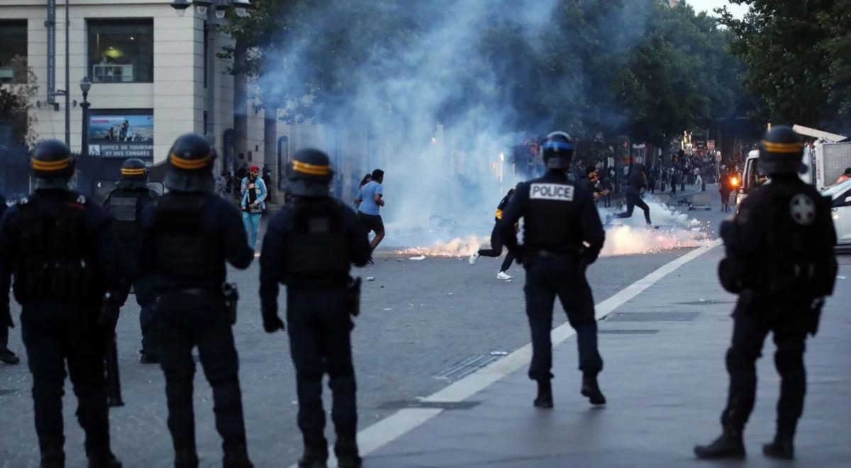 Poszkodowani policjanci, spalone samochody. Dramatyczny bilans zamieszek we Francji