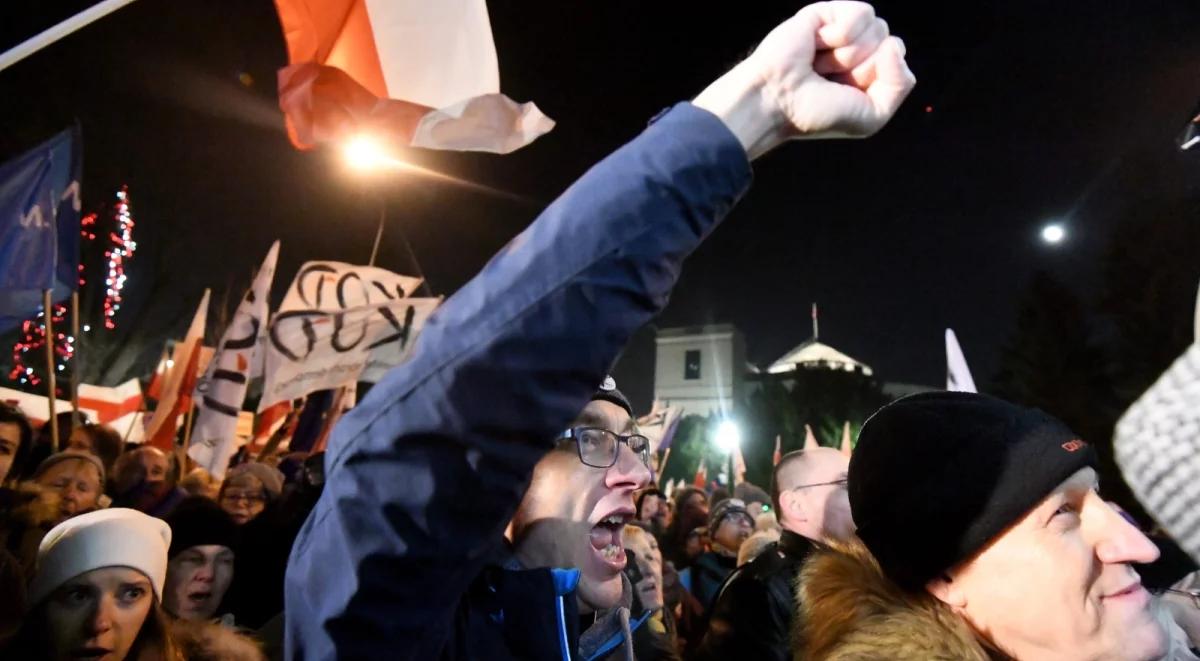 KOD manifestuje przed Sejmem. Ustawiono scenę i nagłośnienie w krótkim czasie