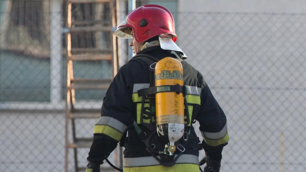 Pożar hali magazynowej w Tychach. Strażacy opanowali ogień