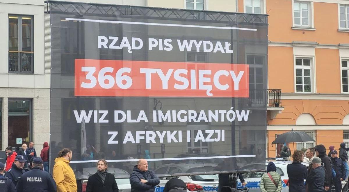 Działacze Konfederacji na wiecu PiS. Przynieśli baner. "366 tysięcy wiz"
