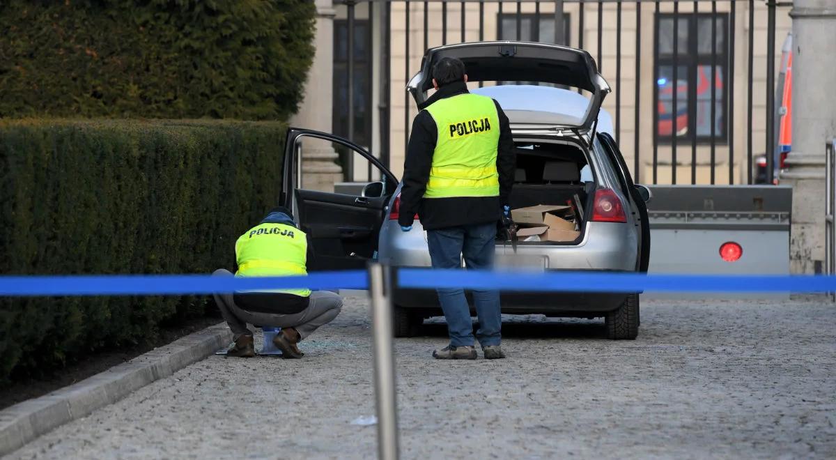 Incydent przed Pałacem Prezydenckim. Potrącił policjanta, zatrzymał się na zaporze