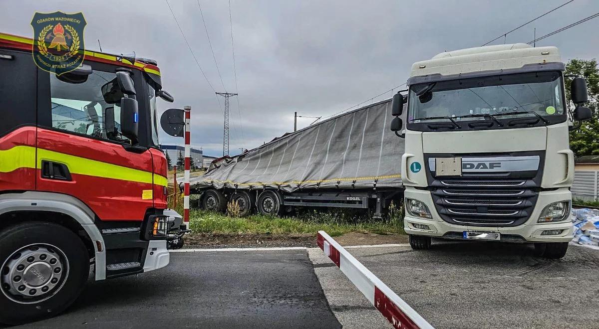 Tragedia na Mazowszu: pociąg zderzył się z tirem. Zginął maszynista