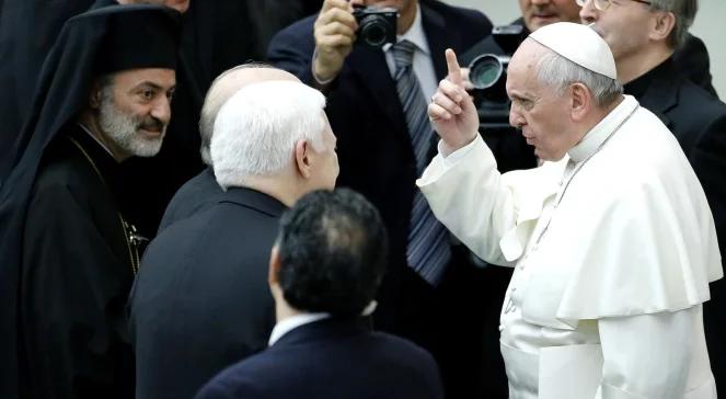 "Dyktatura", "bałwochwalczy kult". Mocne słowa Franciszka