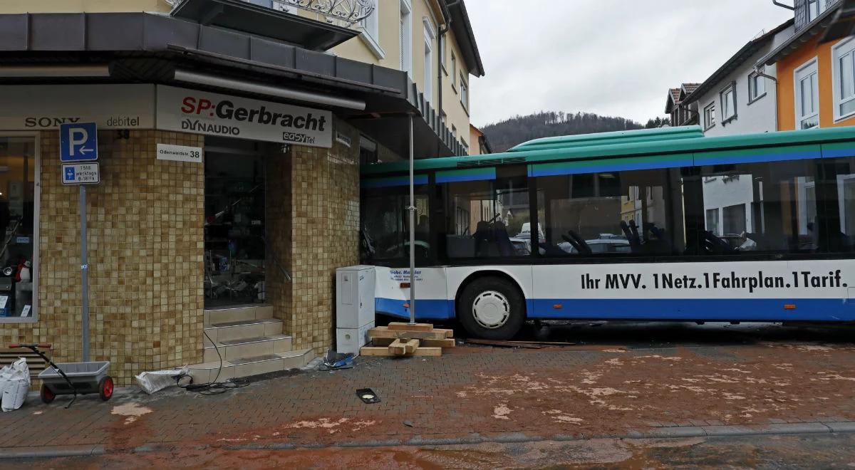 Niemcy: szkolny autobus uderzył w ścianę budynku