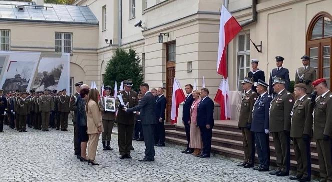 Żołnierze niezłomni pośmiertnie uhonorowani. Szef MON mianował ich na stopień oficerski