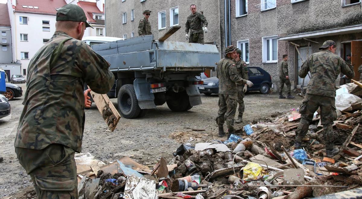 Wielkie sprzątanie po powodzi. Wszystko jest odpadem