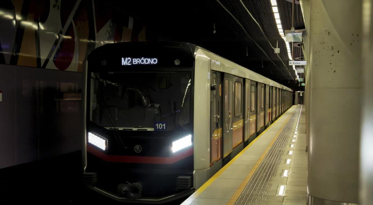 Warszawa. Mężczyzna na torach metra, nie działają trzy stacje