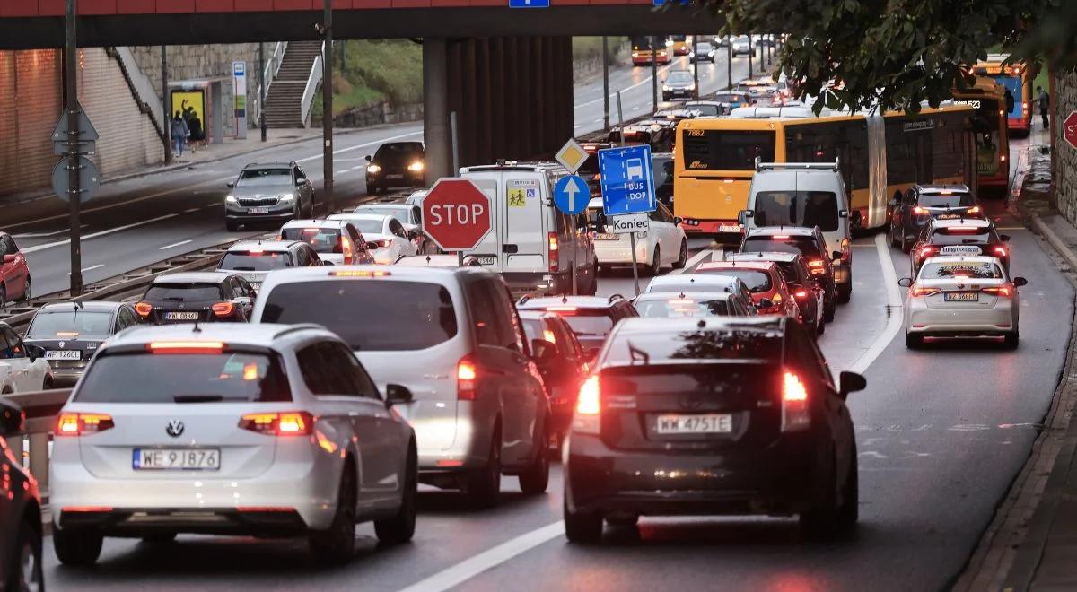Marsz KO sparaliżuje Warszawę. Poważne utrudnienia w komunikacji miejskiej i ruchu samochodów