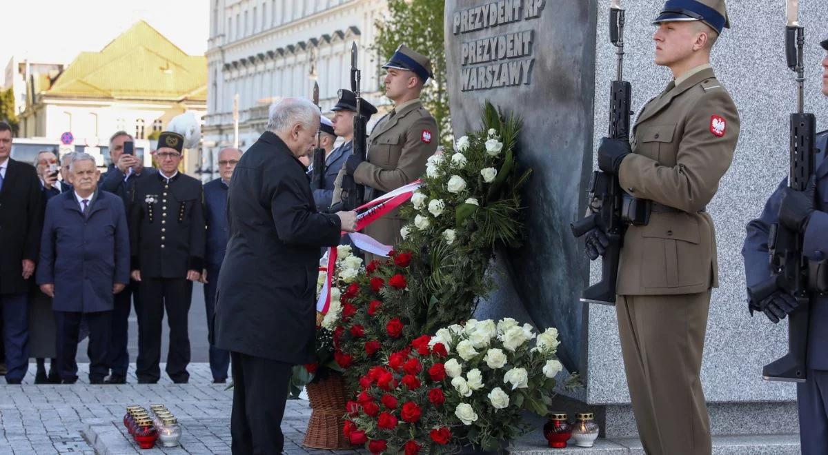 Miesięcznica katastrofy smoleńskiej. Delegacja polityków PiS z Jarosławem Kaczyńskim na czele uczciła pamięć ofiar